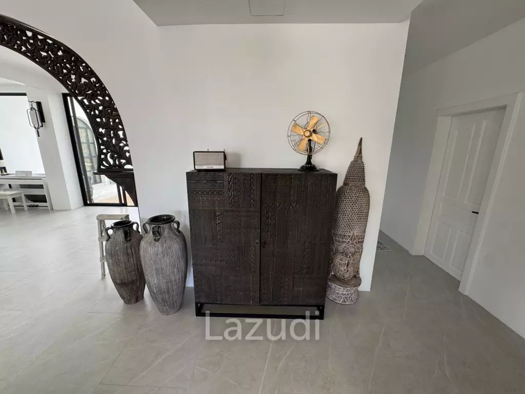 Ultra-Luxury 5-Bedroom Villa: Black Mountain, Saltwater pool