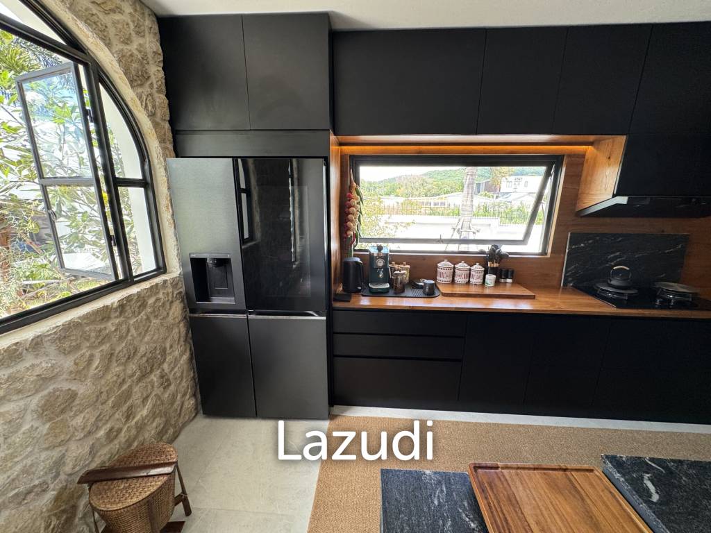 Ultra-Luxury 5-Bedroom Villa: Black Mountain, Saltwater pool