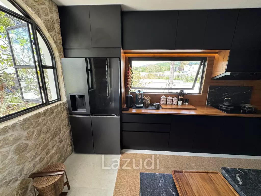 Ultra-Luxury 5-Bedroom Villa: Black Mountain, Saltwater pool