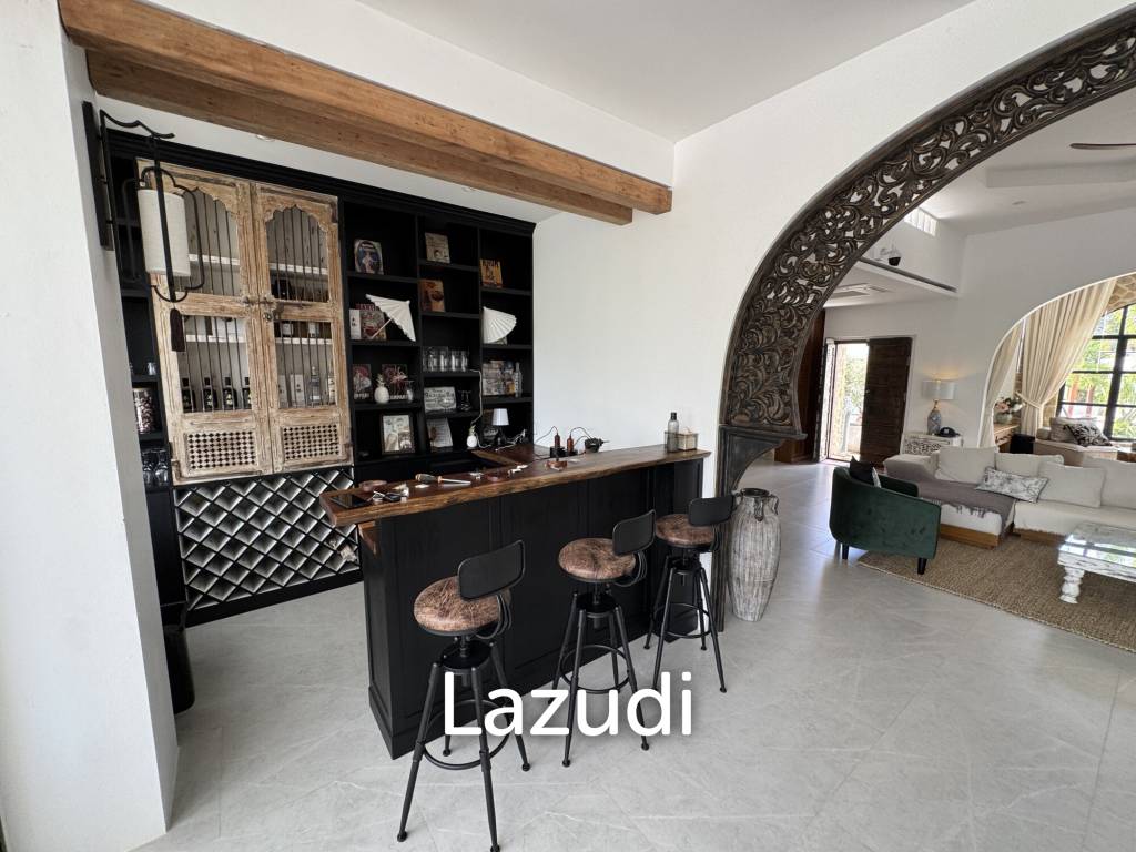 Ultra-Luxury 5-Bedroom Villa: Black Mountain, Saltwater pool