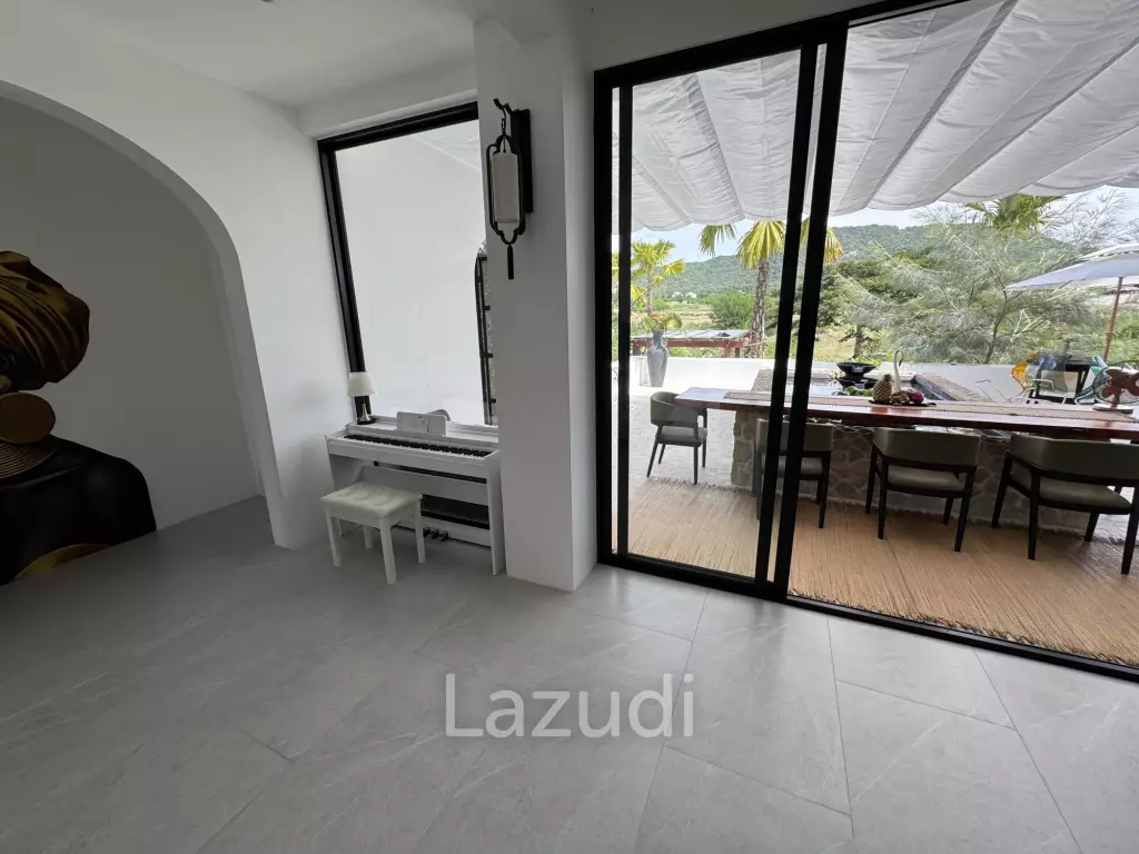 Ultra-Luxury 5-Bedroom Villa: Black Mountain, Saltwater pool