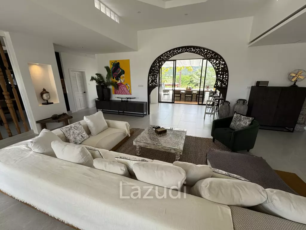 Ultra-Luxury 5-Bedroom Villa: Black Mountain, Saltwater pool