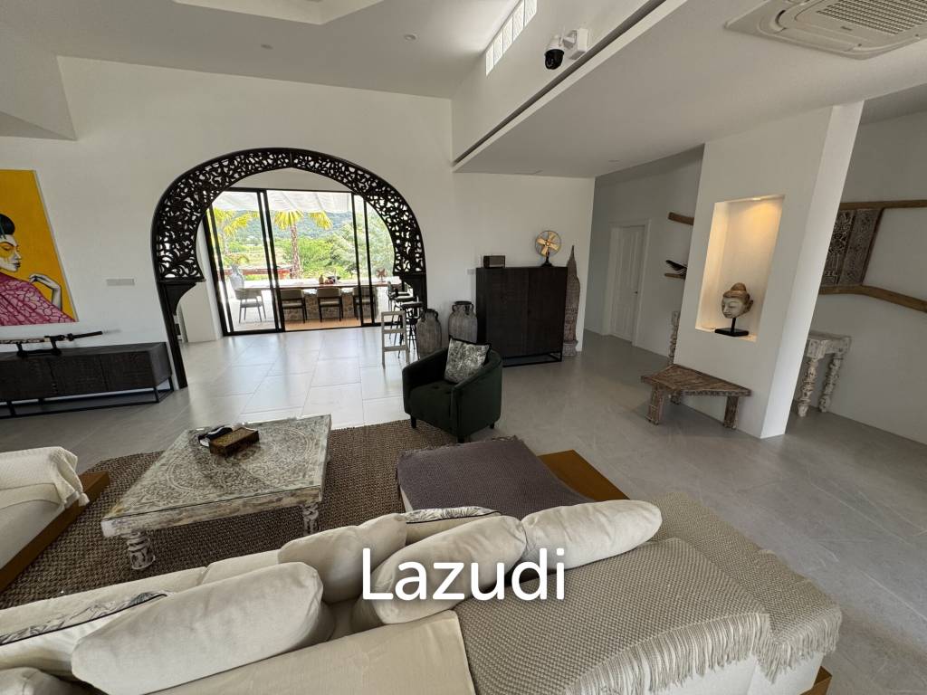 Ultra-Luxury 5-Bedroom Villa: Black Mountain, Saltwater pool