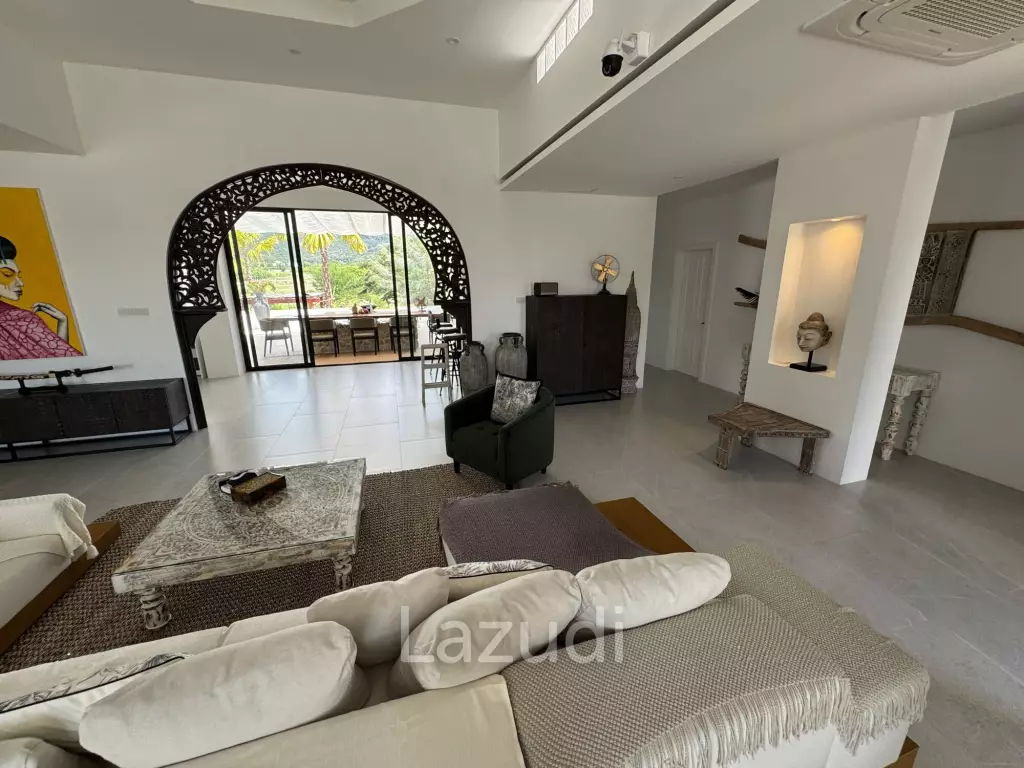 Ultra-Luxury 5-Bedroom Villa: Black Mountain, Saltwater pool