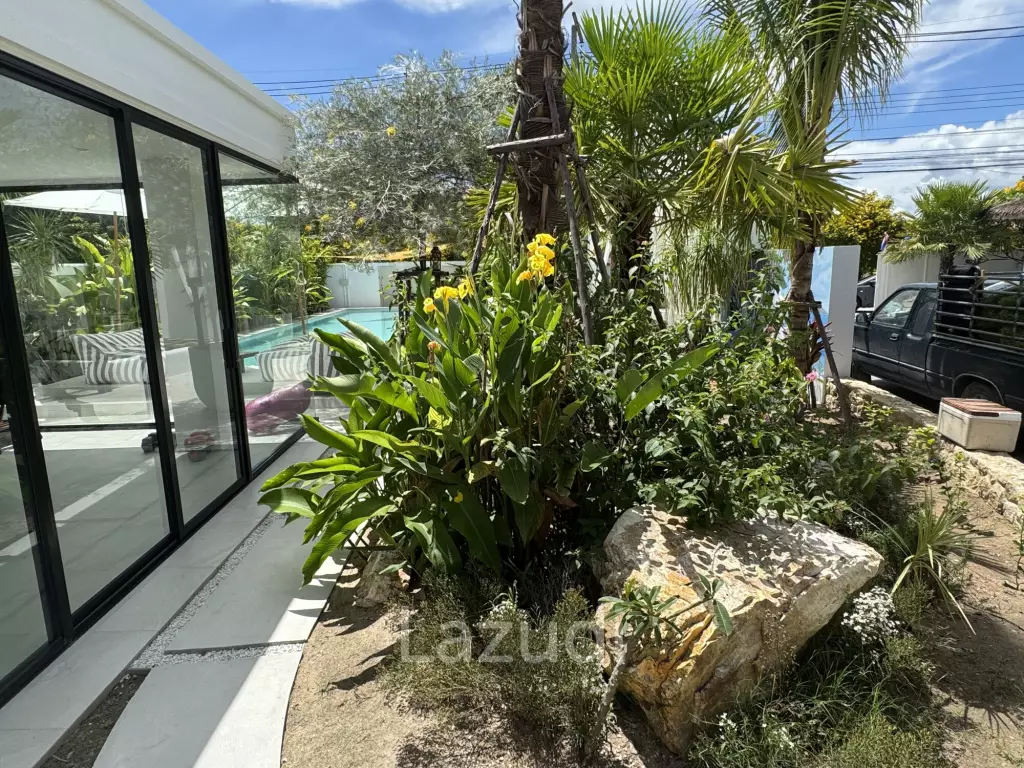 Ultra-Luxury 5-Bedroom Villa: Black Mountain, Saltwater pool