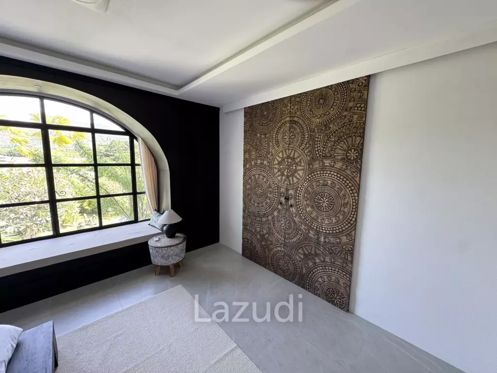Ultra-Luxury 5-Bedroom Villa: Black Mountain, Saltwater pool