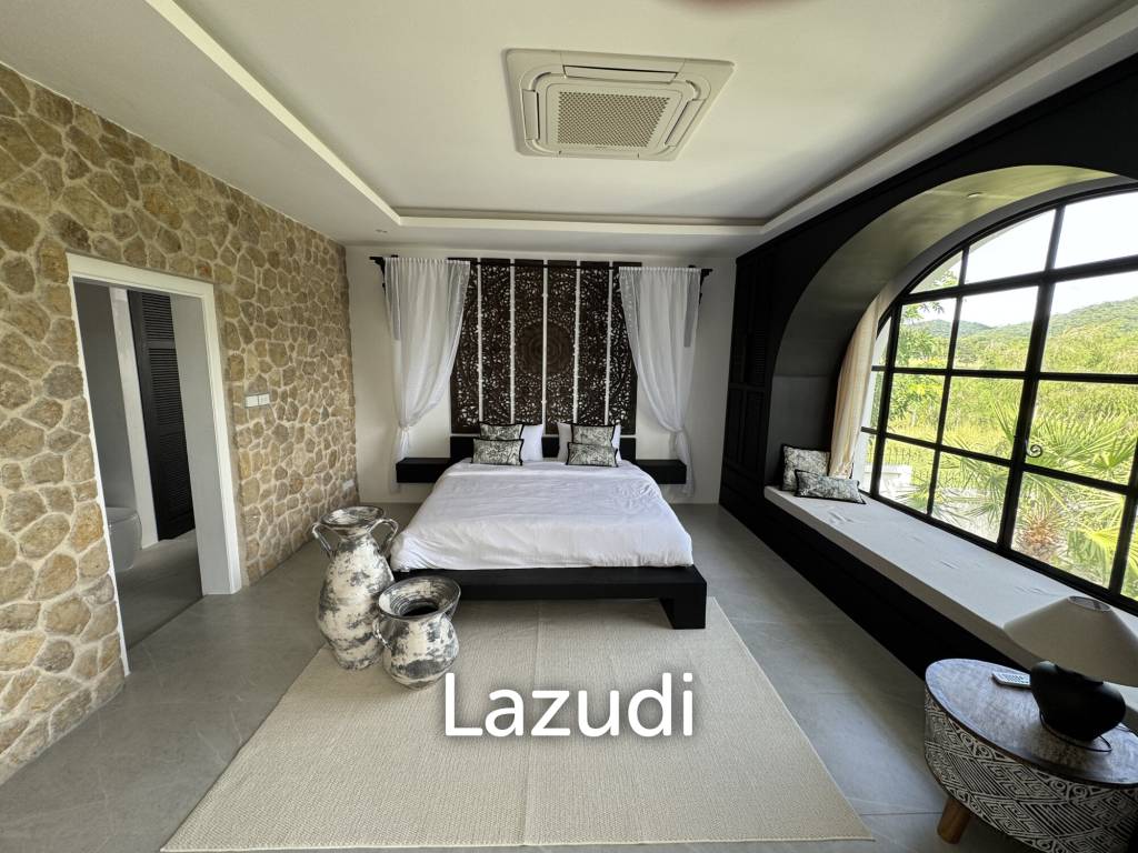 Ultra-Luxury 5-Bedroom Villa: Black Mountain, Saltwater pool