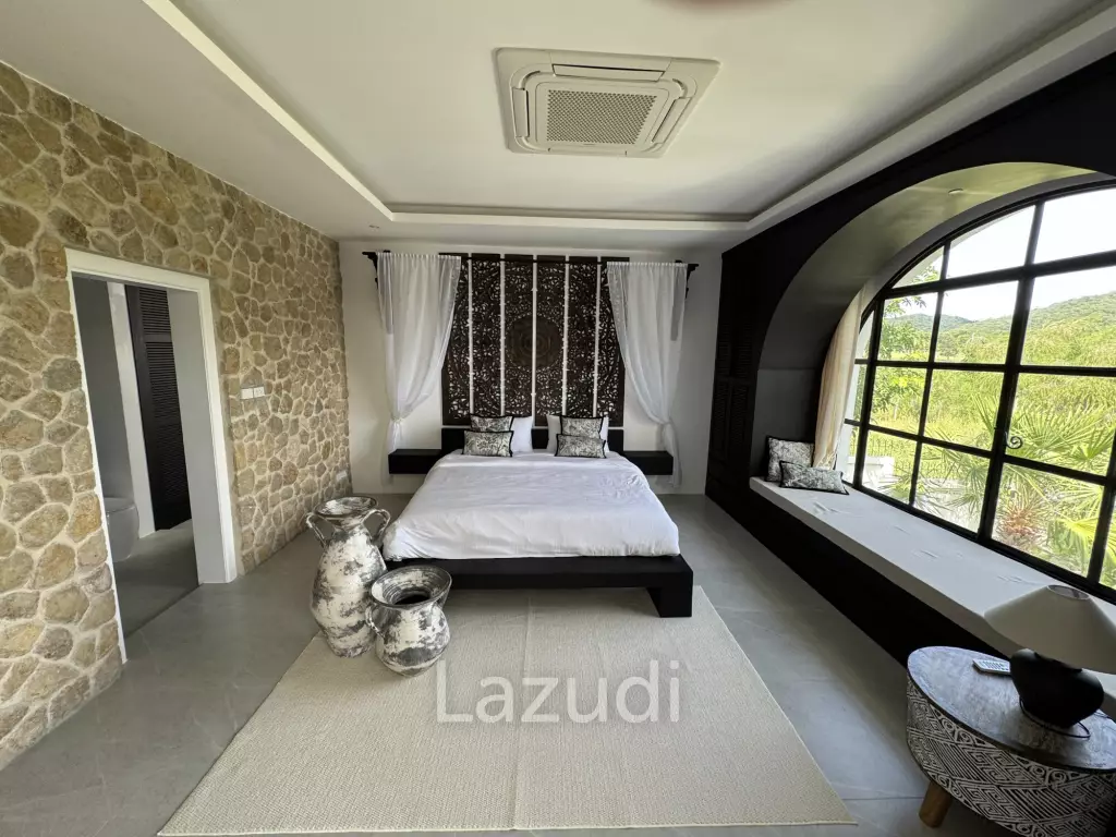 Ultra-Luxury 5-Bedroom Villa: Black Mountain, Saltwater pool