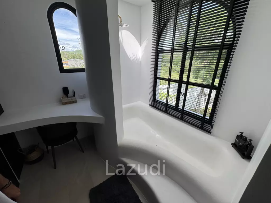 Ultra-Luxury 5-Bedroom Villa: Black Mountain, Saltwater pool