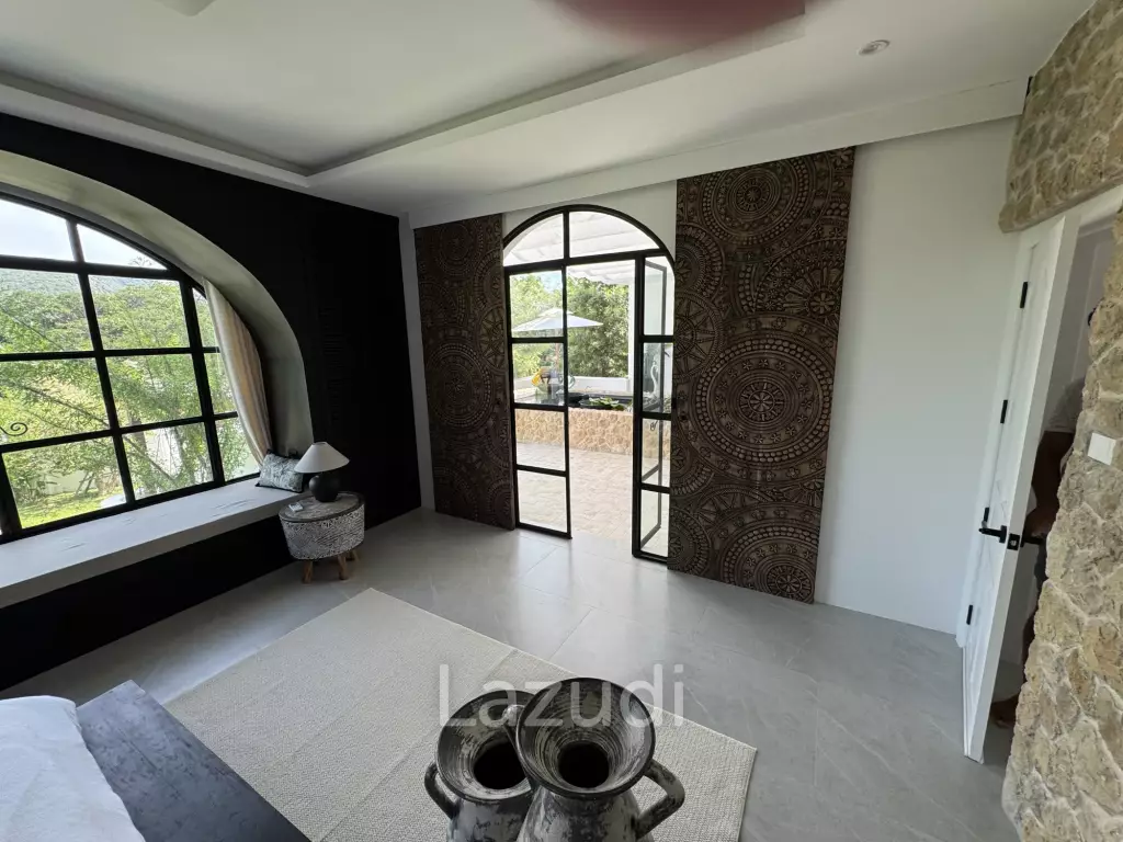 Ultra-Luxury 5-Bedroom Villa: Black Mountain, Saltwater pool