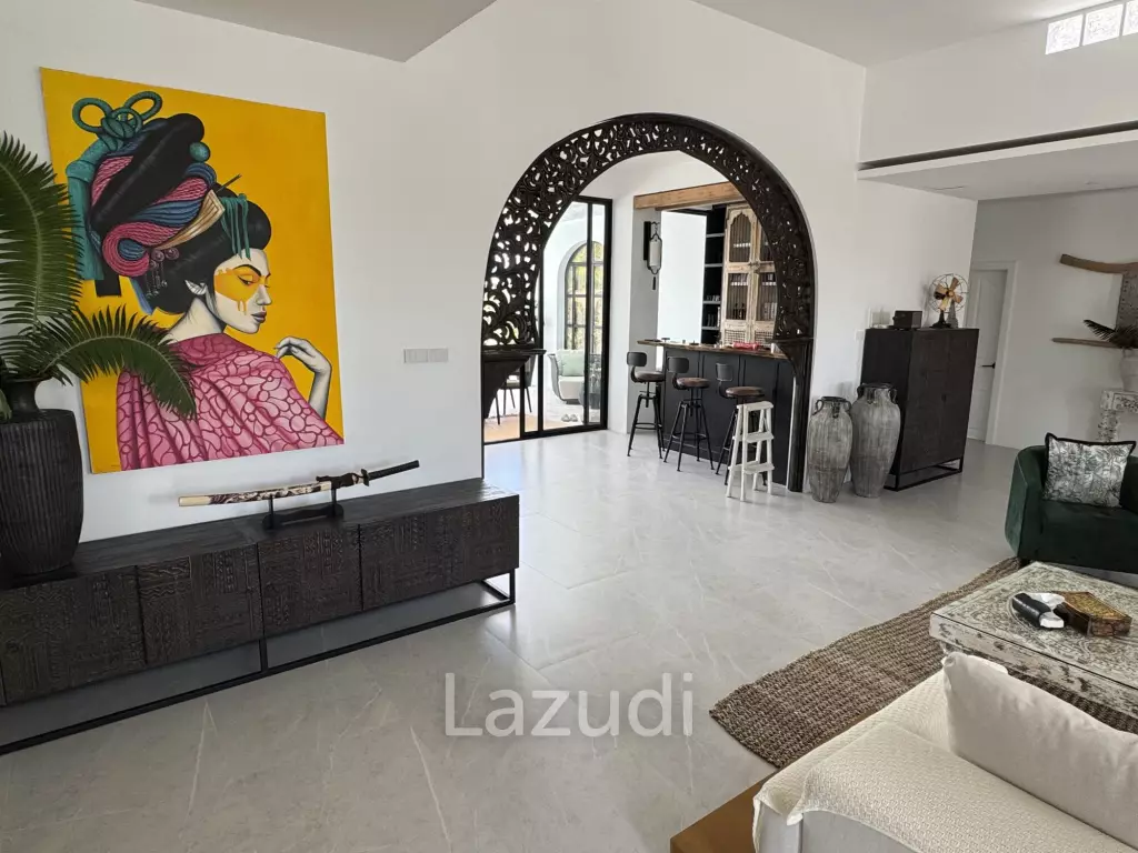 Ultra-Luxury 5-Bedroom Villa: Black Mountain, Saltwater pool