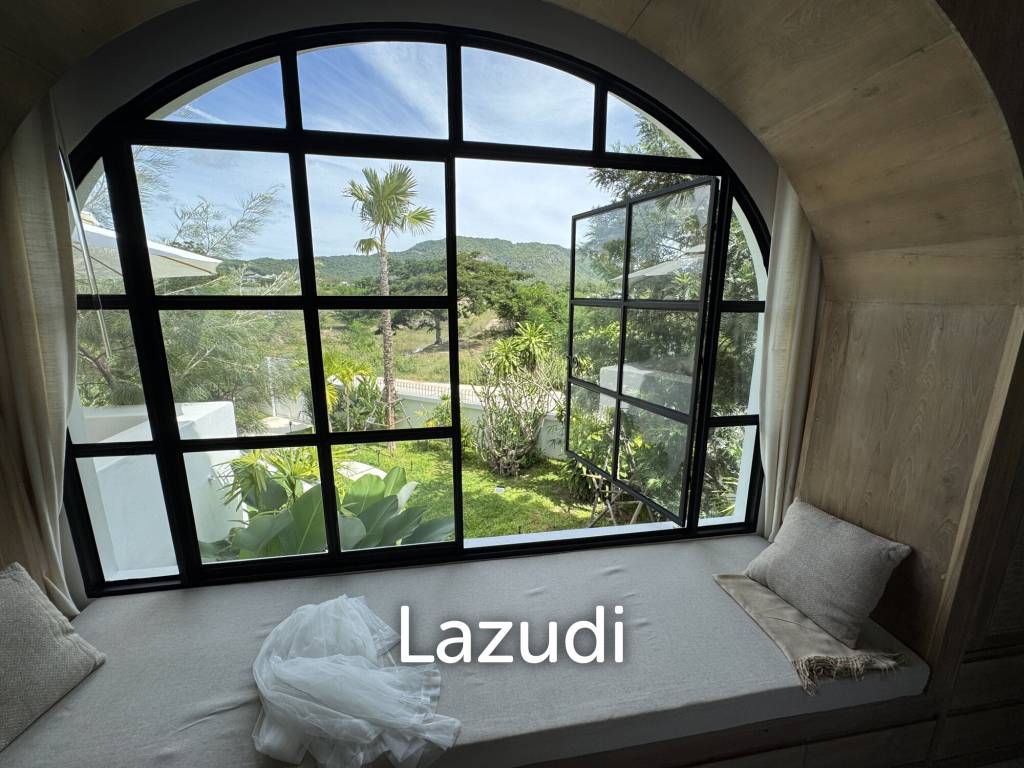 Ultra-Luxury 5-Bedroom Villa: Black Mountain, Saltwater pool