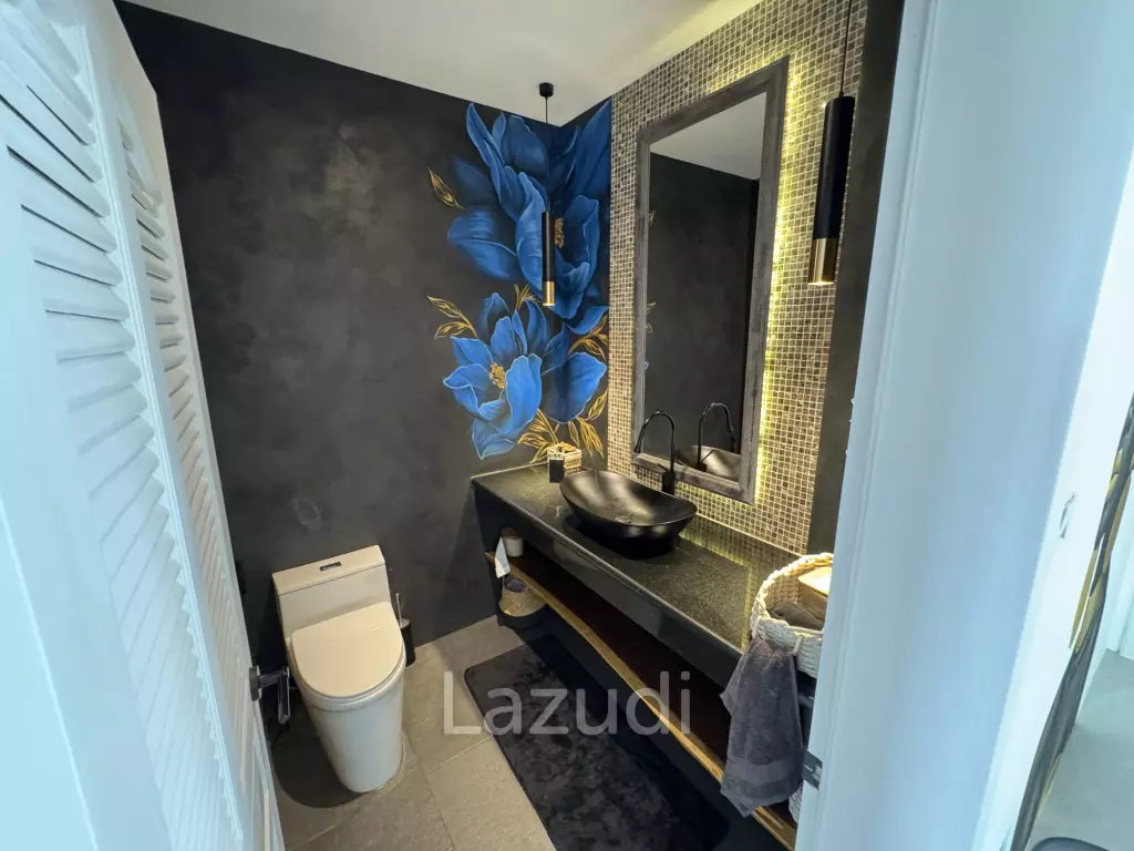 Ultra-Luxury 5-Bedroom Villa: Black Mountain, Saltwater pool