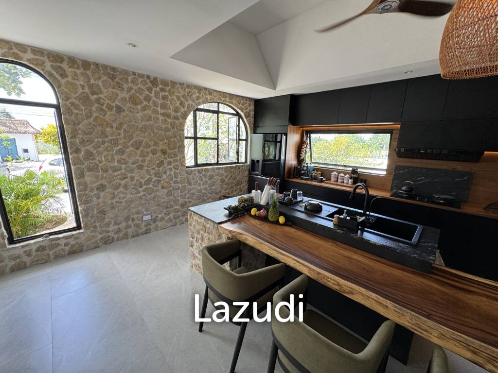 Ultra-Luxury 5-Bedroom Villa: Black Mountain, Saltwater pool