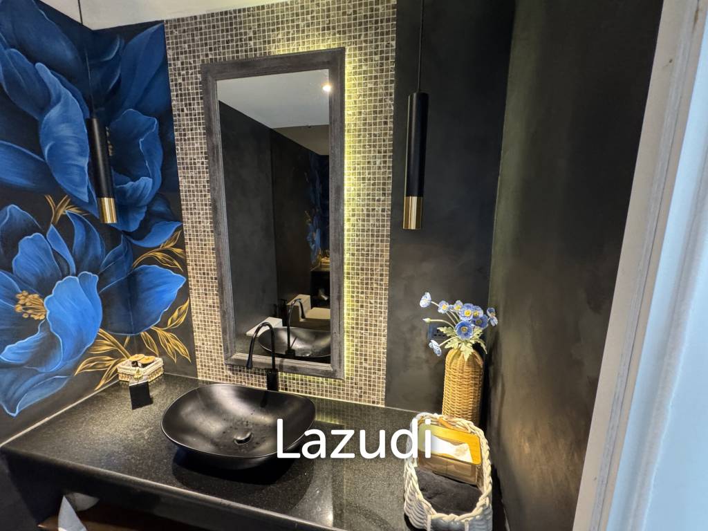 Ultra-Luxury 5-Bedroom Villa: Black Mountain, Saltwater pool