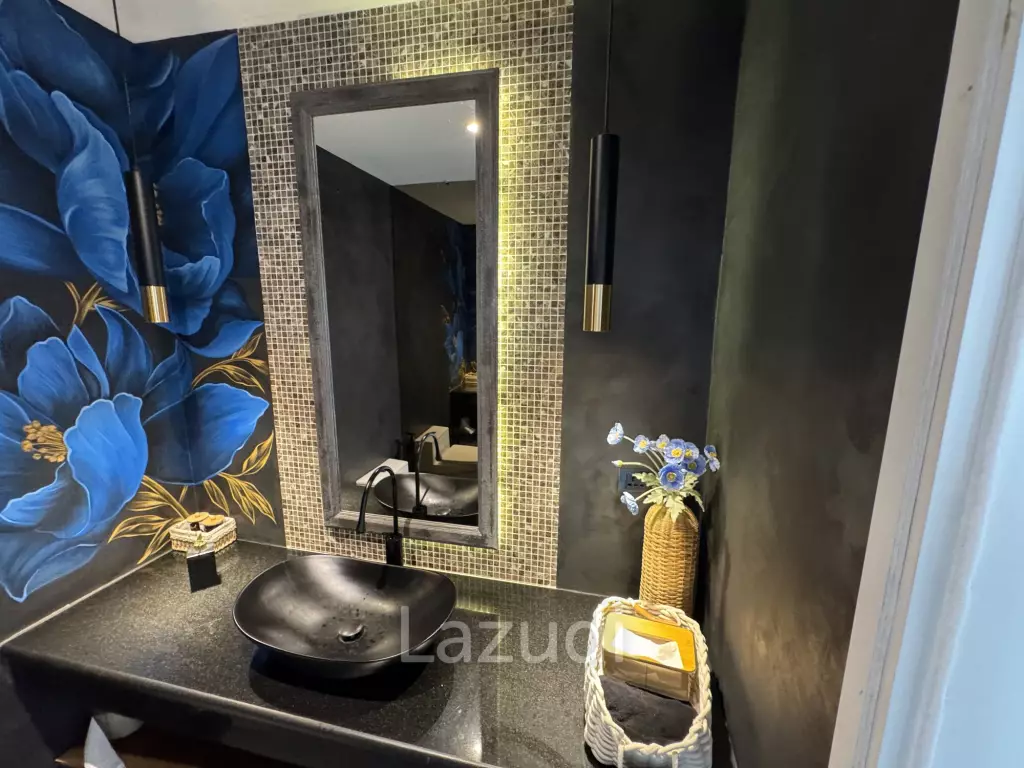 Ultra-Luxury 5-Bedroom Villa: Black Mountain, Saltwater pool