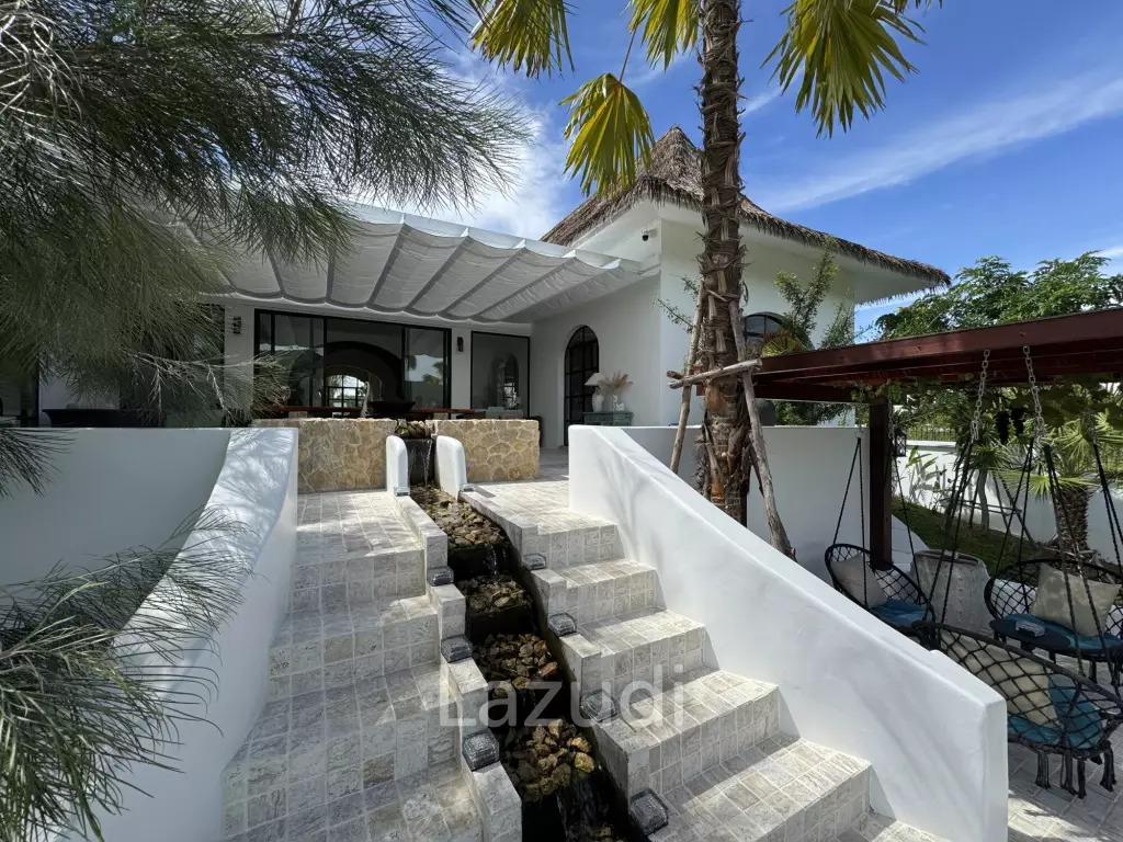 Ultra-Luxury 5-Bedroom Villa: Black Mountain, Saltwater pool