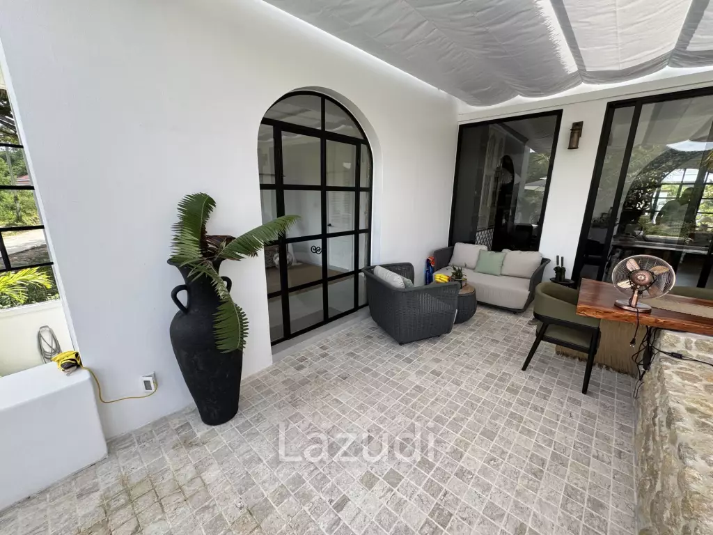 Ultra-Luxury 5-Bedroom Villa: Black Mountain, Saltwater pool