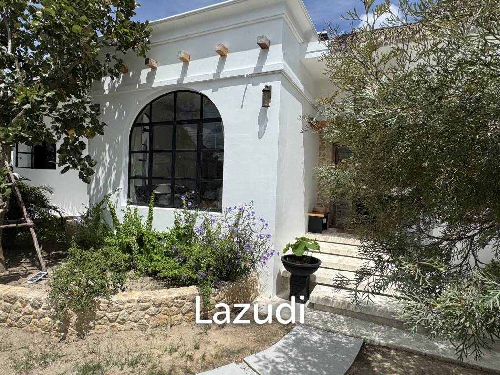 Ultra-Luxury 5-Bedroom Villa: Black Mountain, Saltwater pool