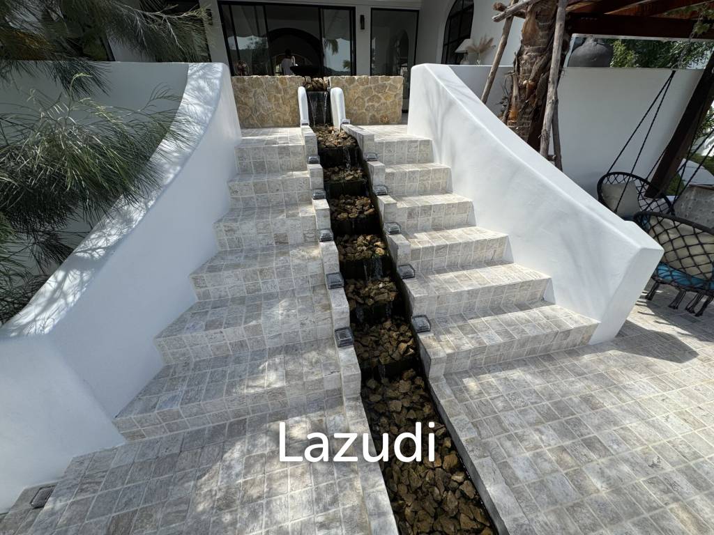 Ultra-Luxury 5-Bedroom Villa: Black Mountain, Saltwater pool