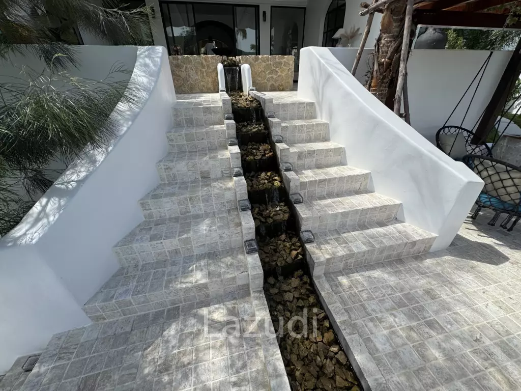 Ultra-Luxury 5-Bedroom Villa: Black Mountain, Saltwater pool