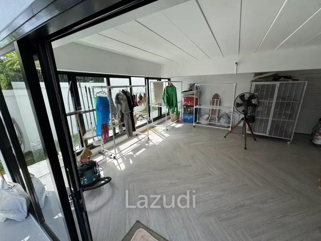 Ultra-Luxury 5-Bedroom Villa: Black Mountain, Saltwater pool