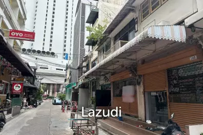 Versatile Commercial and Residential Building in Bang Rak
