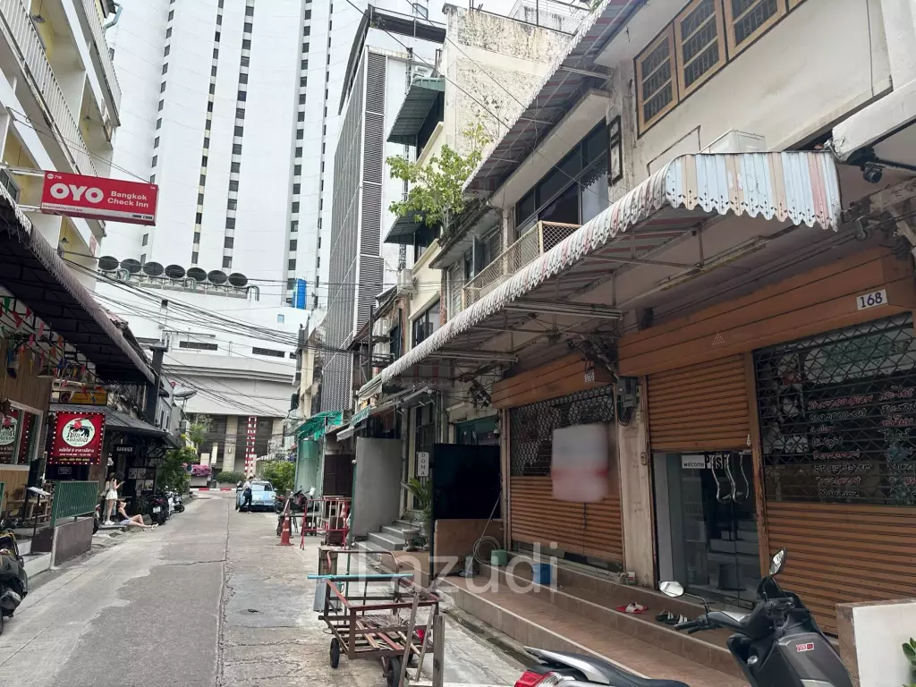 Versatile Commercial and Residential Building in Bang Rak