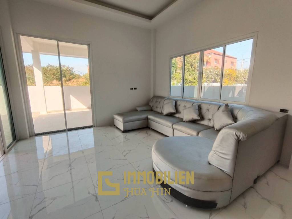 Brandneues frei stehendes Haus mit 3 Schlafzimmern in Soi 102