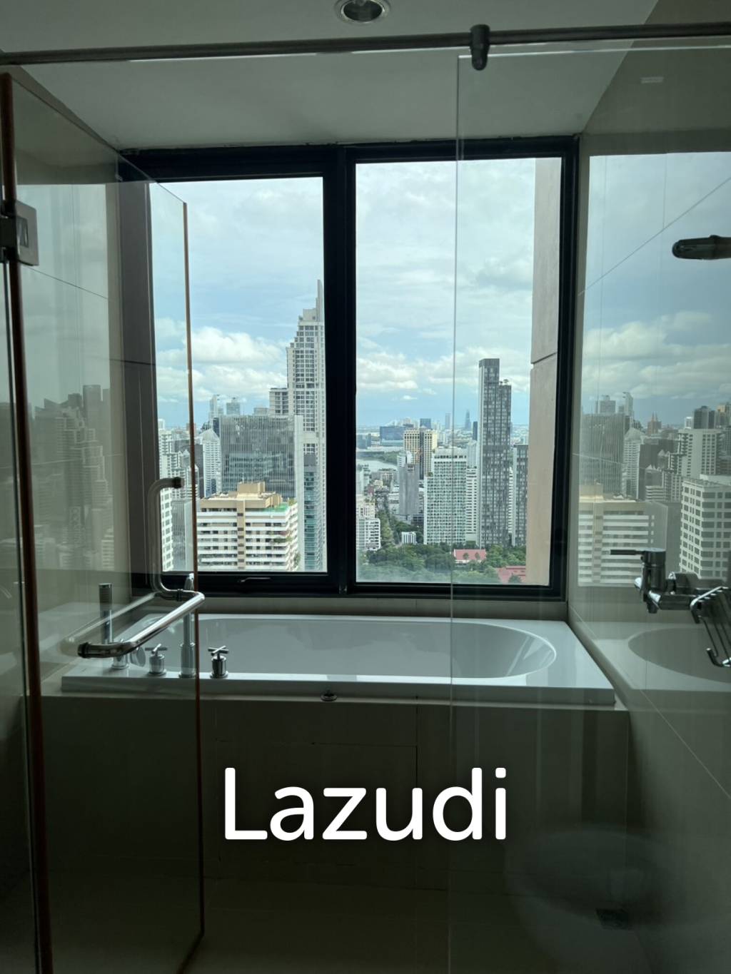 Luxurious 5-Bed Condo at Villa Asoke Bangkok