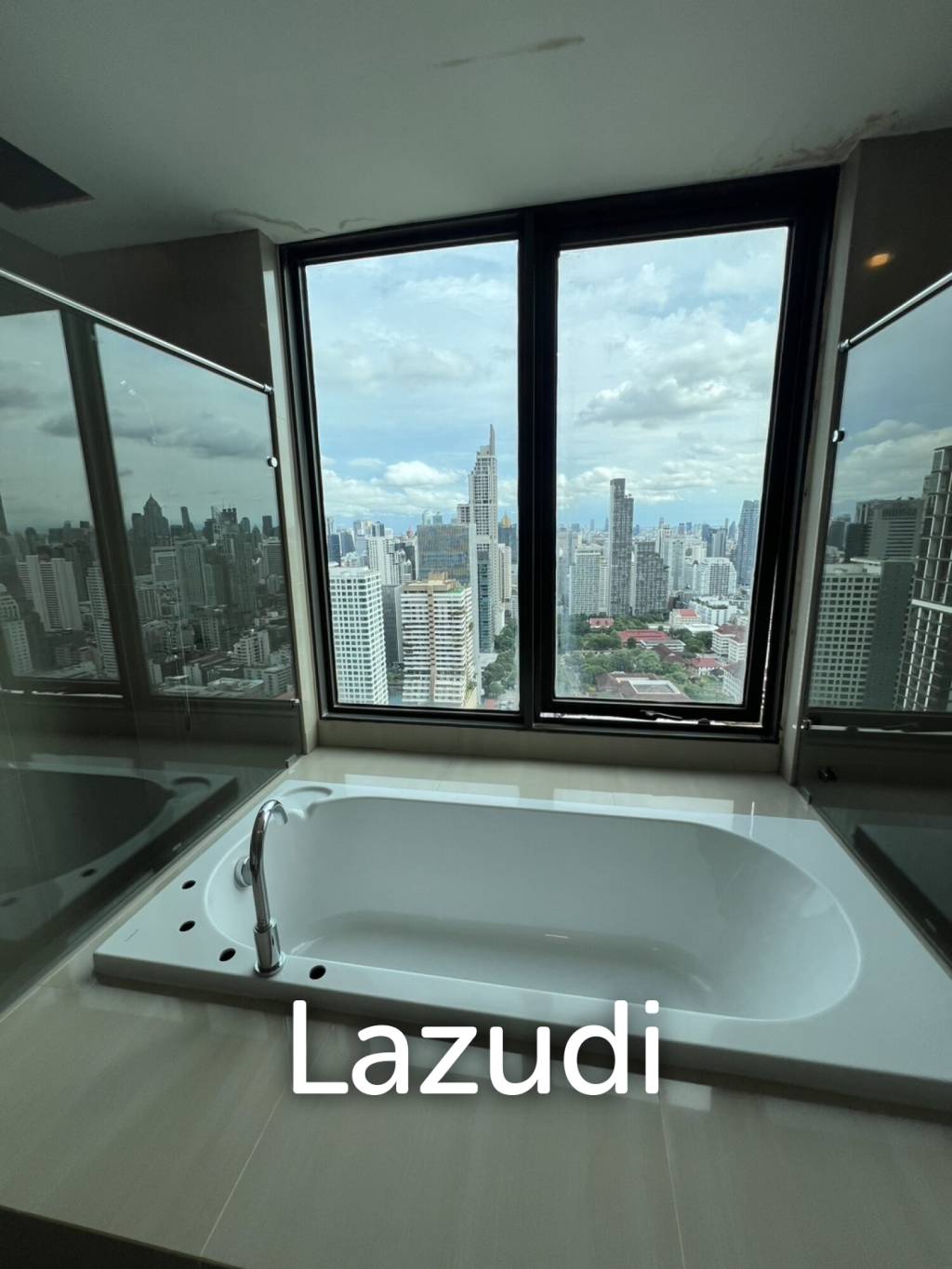 Luxurious 5-Bed Condo at Villa Asoke Bangkok