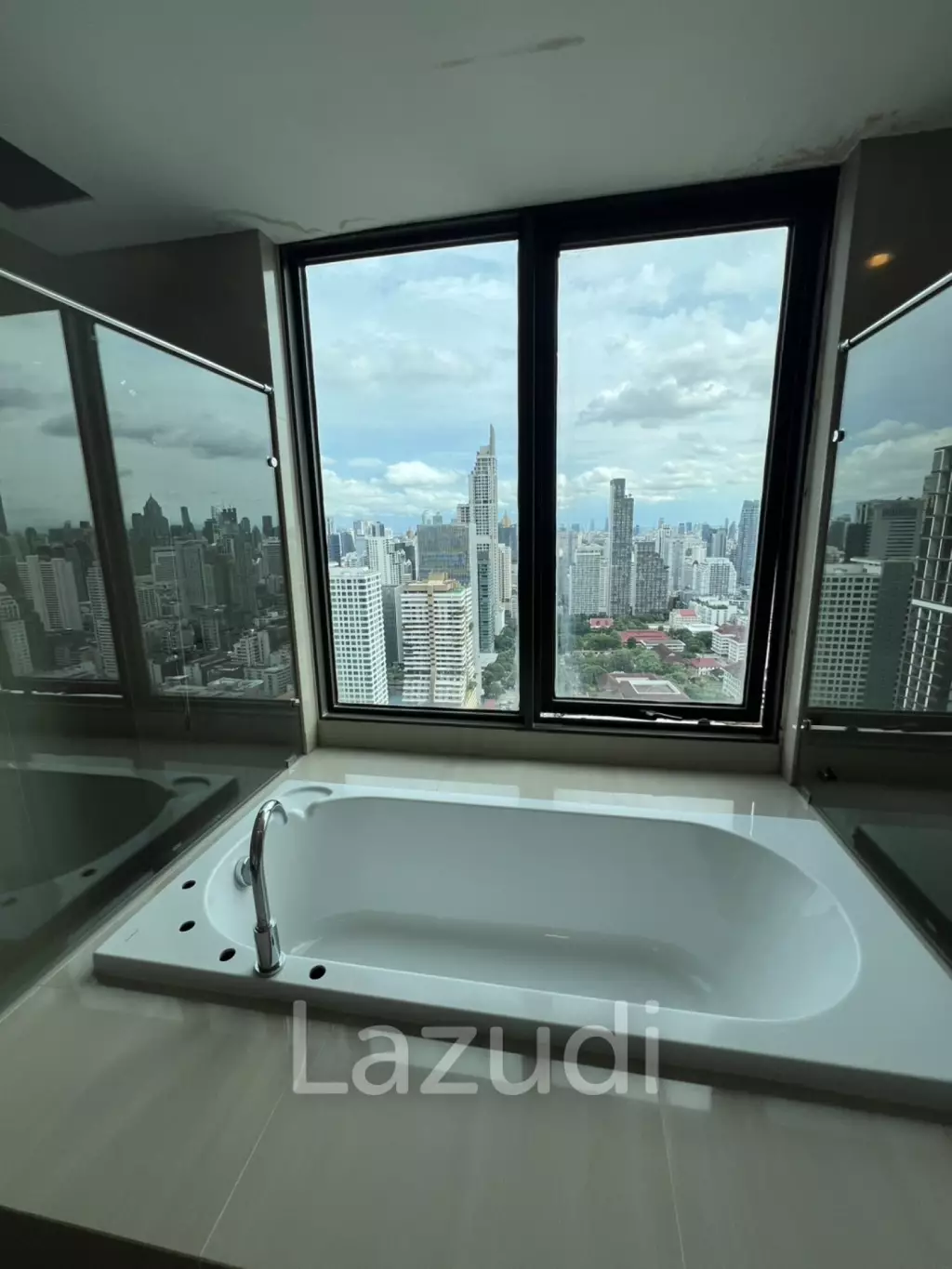 Luxurious 5-Bed Condo at Villa Asoke Bangkok