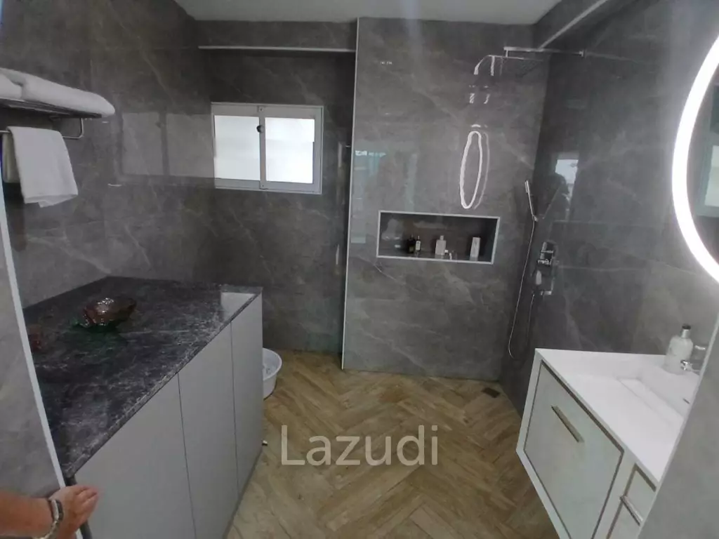 1 Bedroom 1 Bathroom 87 SQ.M. Somphong Condotel