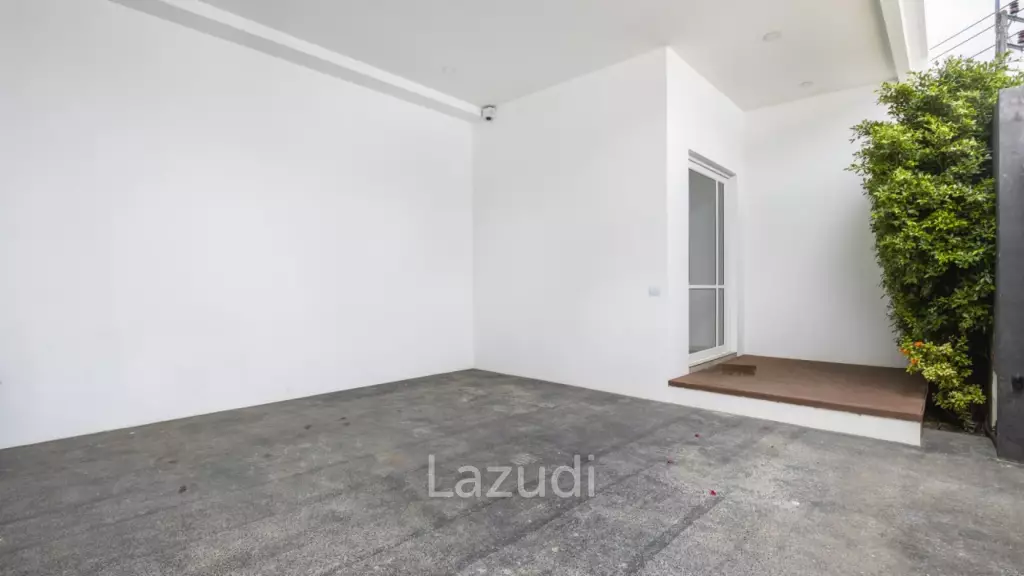 Modern Standalone 3-Bedroom Pool Villa for Sale in Soi Pasak