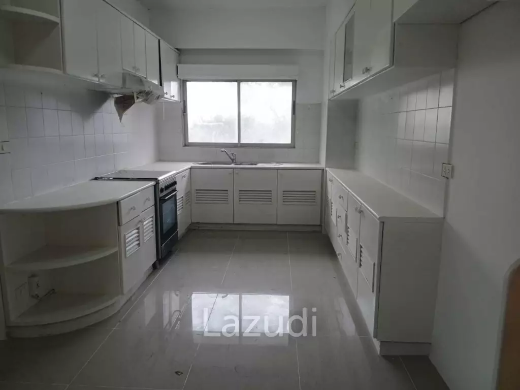 2 Bedrooms 2 Bathrooms 179 SQ.M. Somphong Condotel