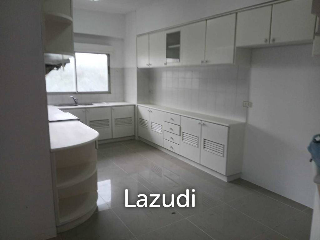 2 Bedrooms 2 Bathrooms 179 SQ.M. Somphong Condotel