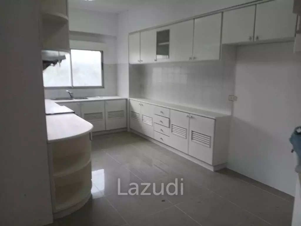 2 Bedrooms 2 Bathrooms 179 SQ.M. Somphong Condotel