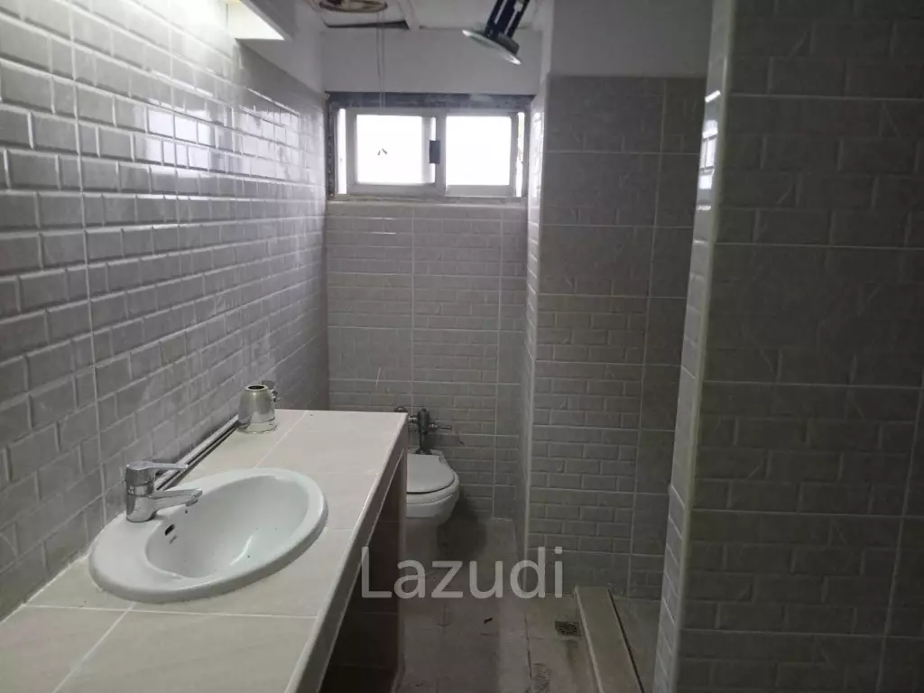 2 Bedrooms 2 Bathrooms 179 SQ.M. Somphong Condotel