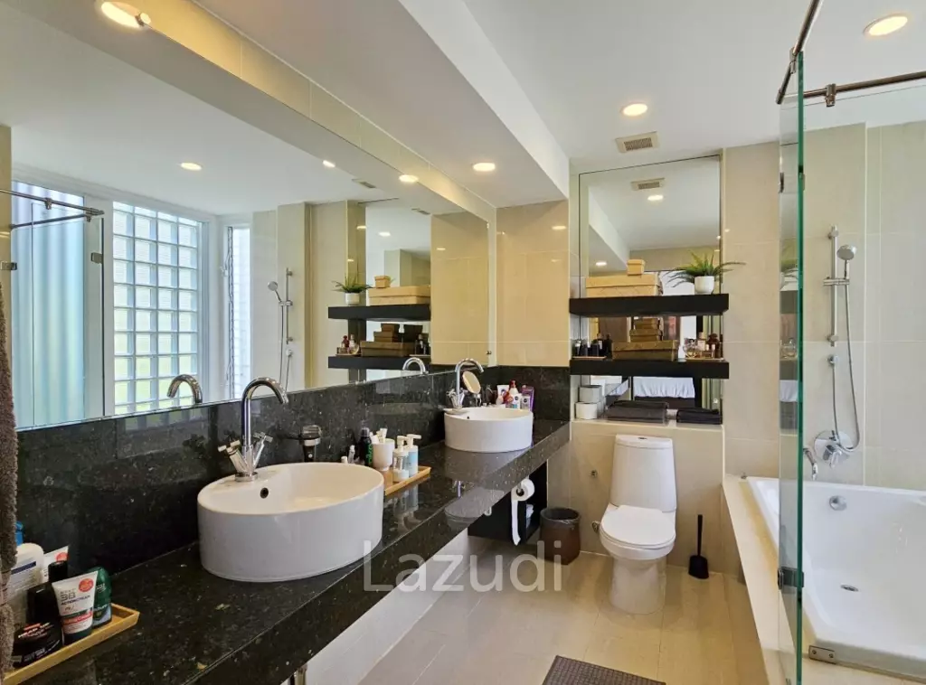 3-Bedroom Penthouse with Mountain View in Kamala