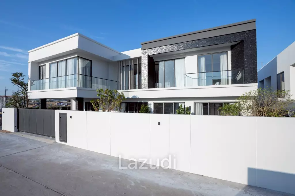 4 Bedrooms 6 Bathrooms 425 SQ.M. Luxury Vista Villa Pattaya