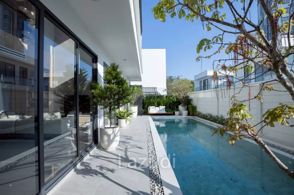 4 Bedrooms 6 Bathrooms 425 SQ.M. Luxury Vista Villa Pattaya