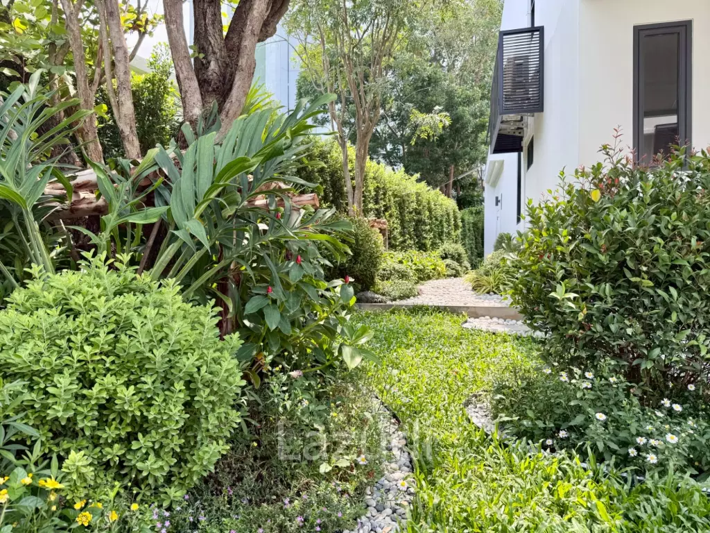 4 Bedrooms 6 Bathrooms 402 SQ.M. Luxury Vista Villa Pattaya