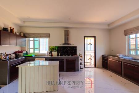 PERFECT HOME AND PET HOTEL : BUSINESS WITH MOUNTAIN VIEWS
