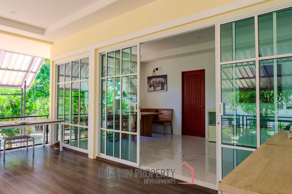 PERFECT HOME AND PET HOTEL : BUSINESS WITH MOUNTAIN VIEWS