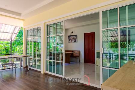 PERFECT HOME AND PET HOTEL : BUSINESS WITH MOUNTAIN VIEWS