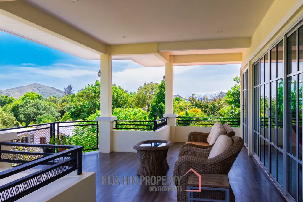 PERFECT HOME AND PET HOTEL : BUSINESS WITH MOUNTAIN VIEWS