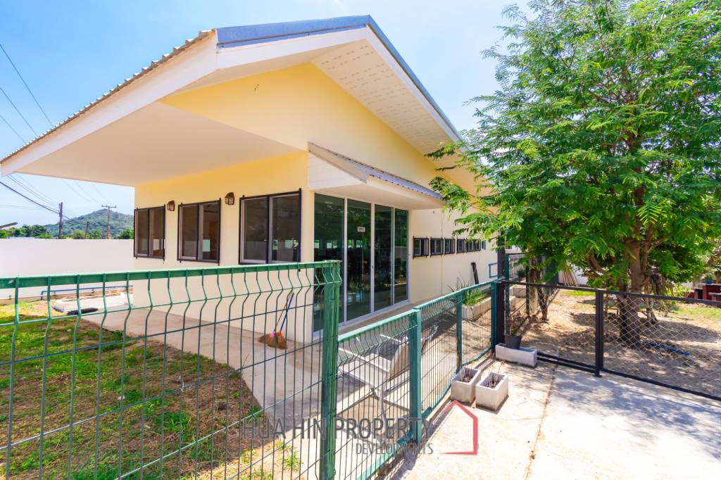 PERFECT HOME AND PET HOTEL : BUSINESS WITH MOUNTAIN VIEWS
