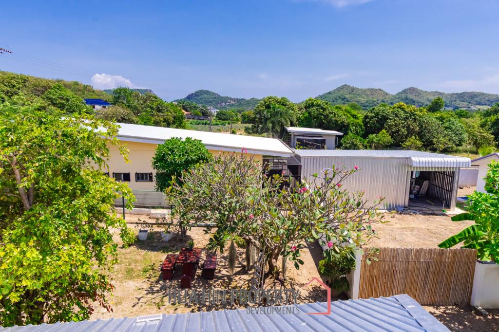 PERFECT HOME AND PET HOTEL : BUSINESS WITH MOUNTAIN VIEWS