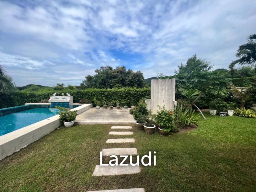 THE VIEWS : Luxury 3 bed pool villa with great views