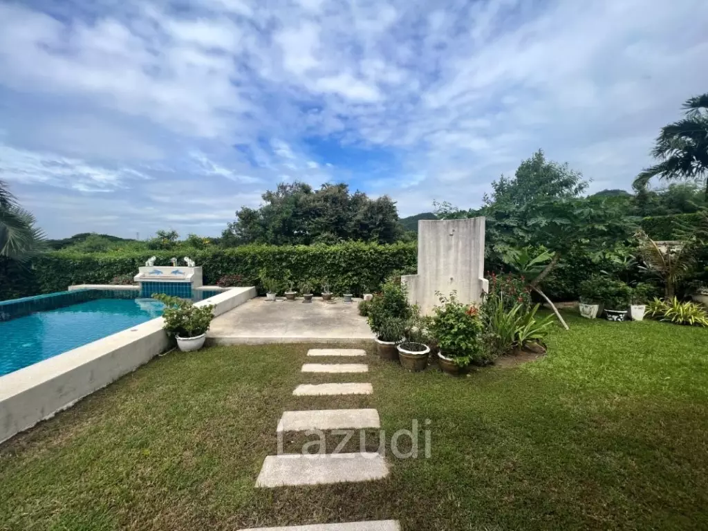 THE VIEWS : Luxury 3 bed pool villa with great views